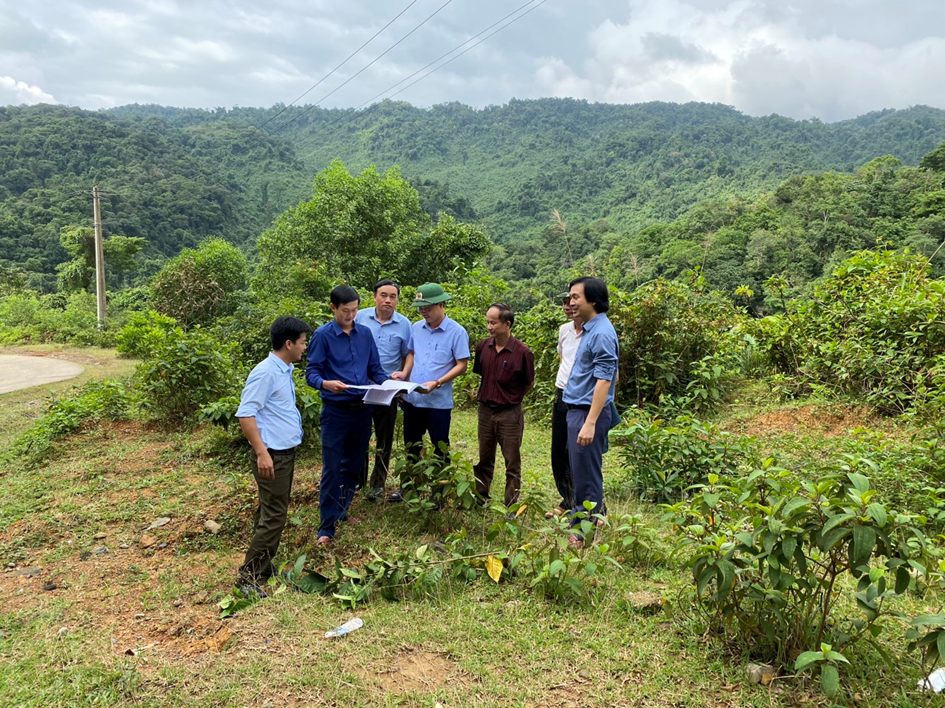Phó giám đốc Sở Nông nghiệp và PTNT Phan Văn Phước kiểm tra công tác trồng rừng thay thế tại Ban...
